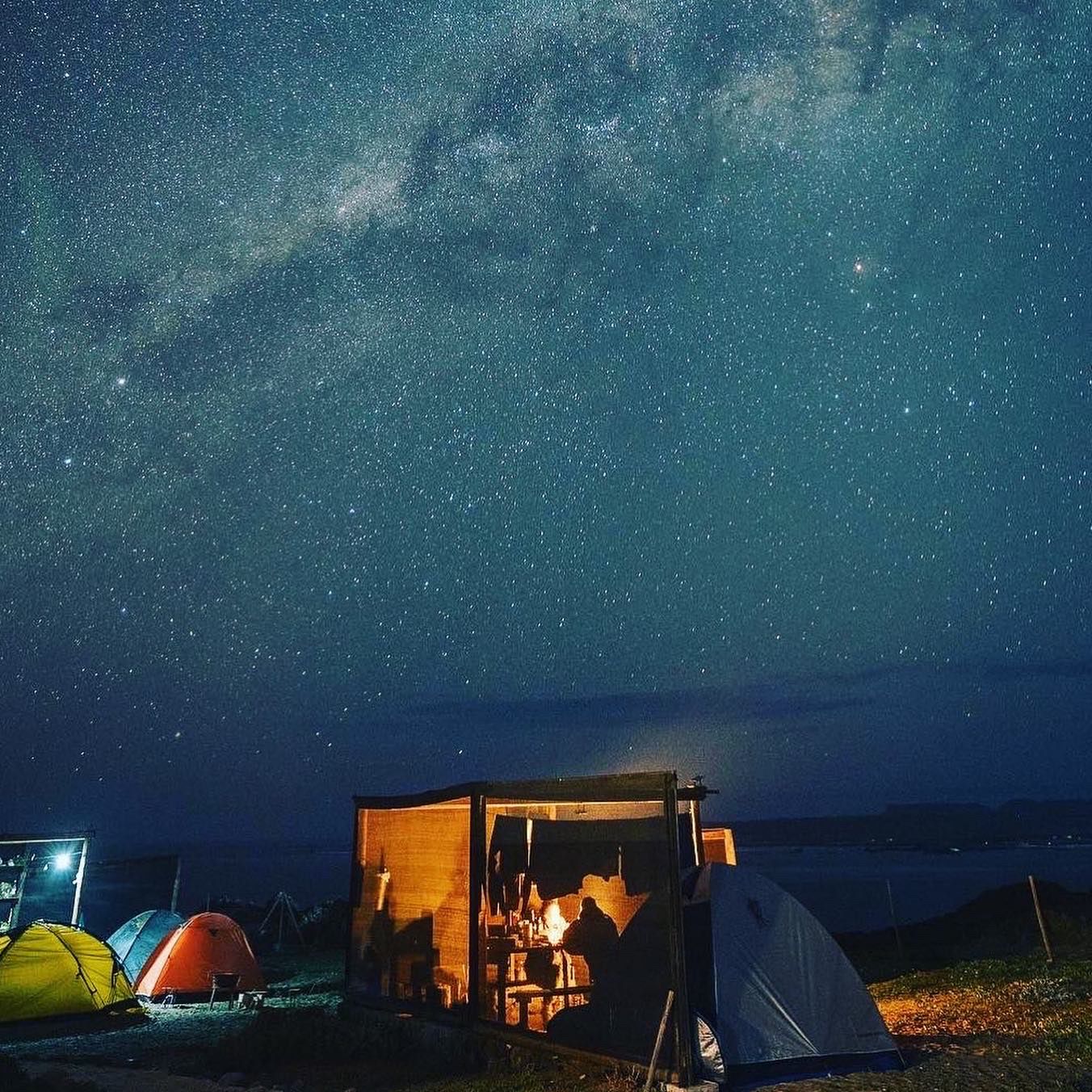 Observación de estrellas en la costa